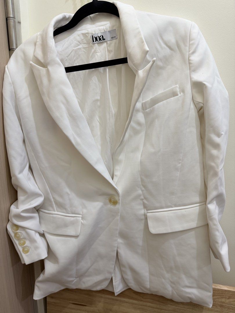 White long sleeve blazer (Category: Coats, Jackets and Outerwear) located in Quezon City. Submitted by cozykath (Listing ID 1470295066, Image 2). Description: May dot stain lng sa kwelyo.