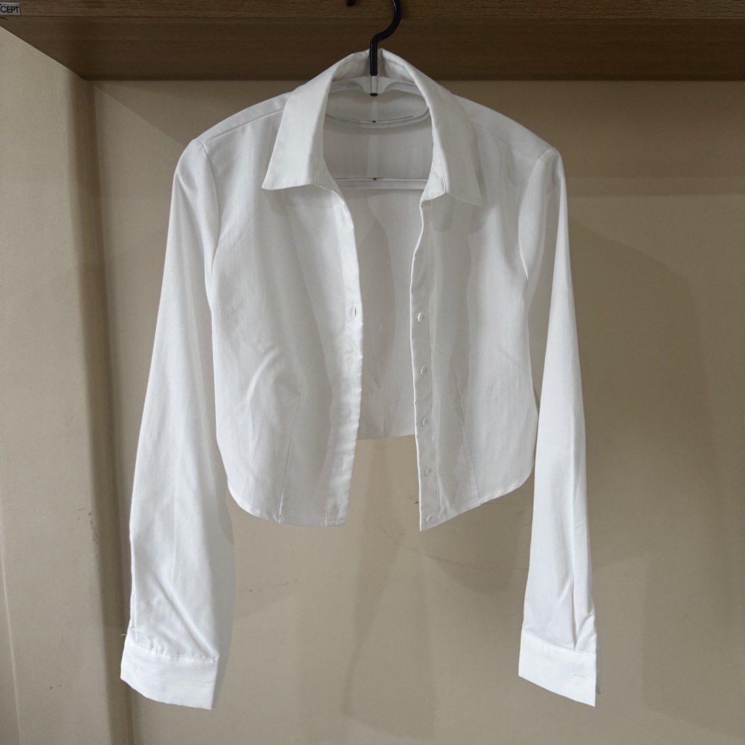 White Long Sleeve Blouse (Category: Longsleeves) located in Mandaluyong City. Submitted by cloudycloset09 (Listing ID 1470169050, Image 1). Description: In great condition. I only used this once during my trip in Japan. All the buttons are intact, no flaws. PS This blouse is semi-cropped when worn. This top can fit Small - Medium.