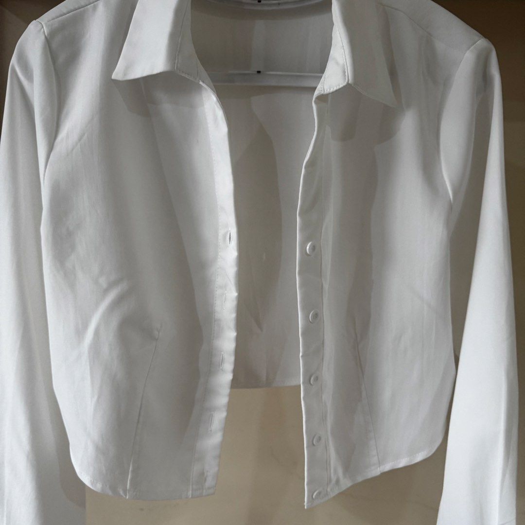 White Long Sleeve Blouse (Category: Longsleeves) located in Mandaluyong City. Submitted by cloudycloset09 (Listing ID 1470169050, Image 2). Description: In great condition. I only used this once during my trip in Japan. All the buttons are intact, no flaws. PS This blouse is semi-cropped when worn. This top can fit Small - Medium.