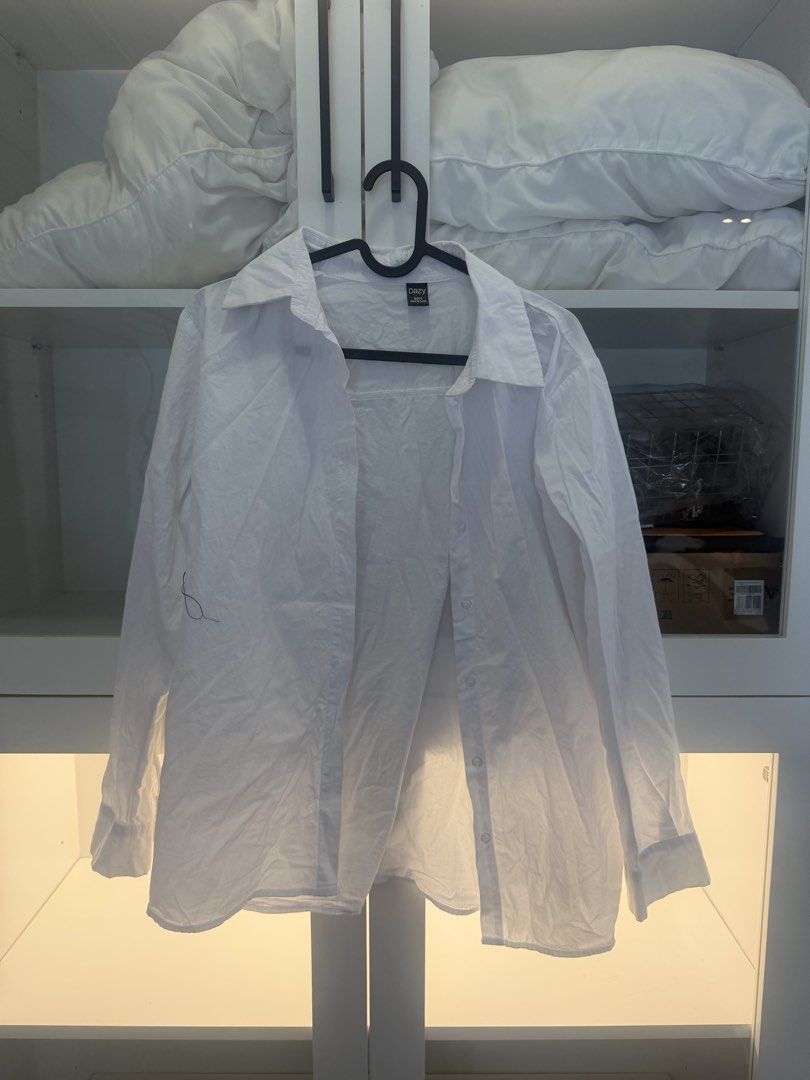 White longsleeves (Category: Longsleeves) located in Quezon City. Submitted by destashingmycloset (Listing ID 1470212289, Image 1). Description: .