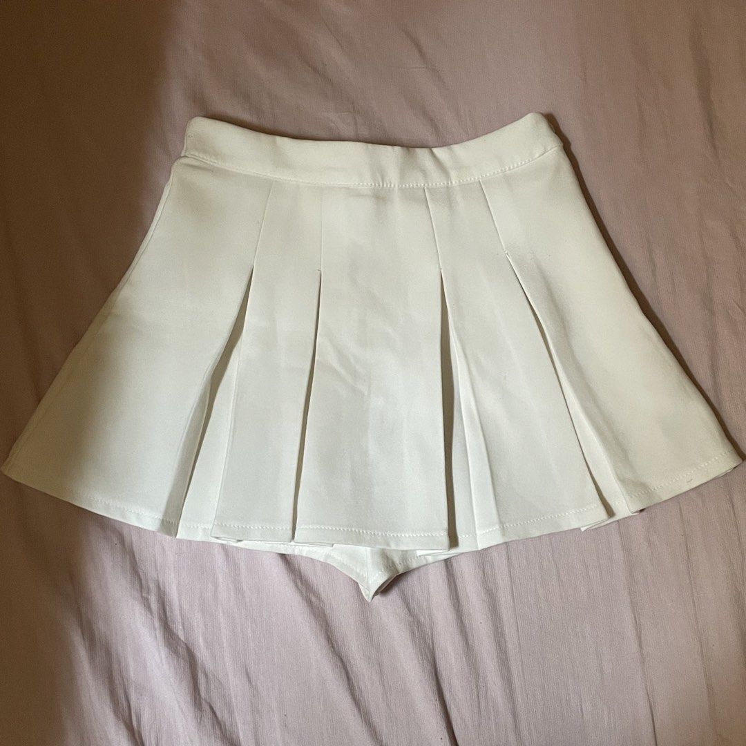 White Mini Tennis Skirt (Category: Skirts) located in Bacoor. Submitted by s4dee (Listing ID 1470207143, Image 1). Description: size: small (waist 24-25) - with inner shorts - side zipper - thick fabric.