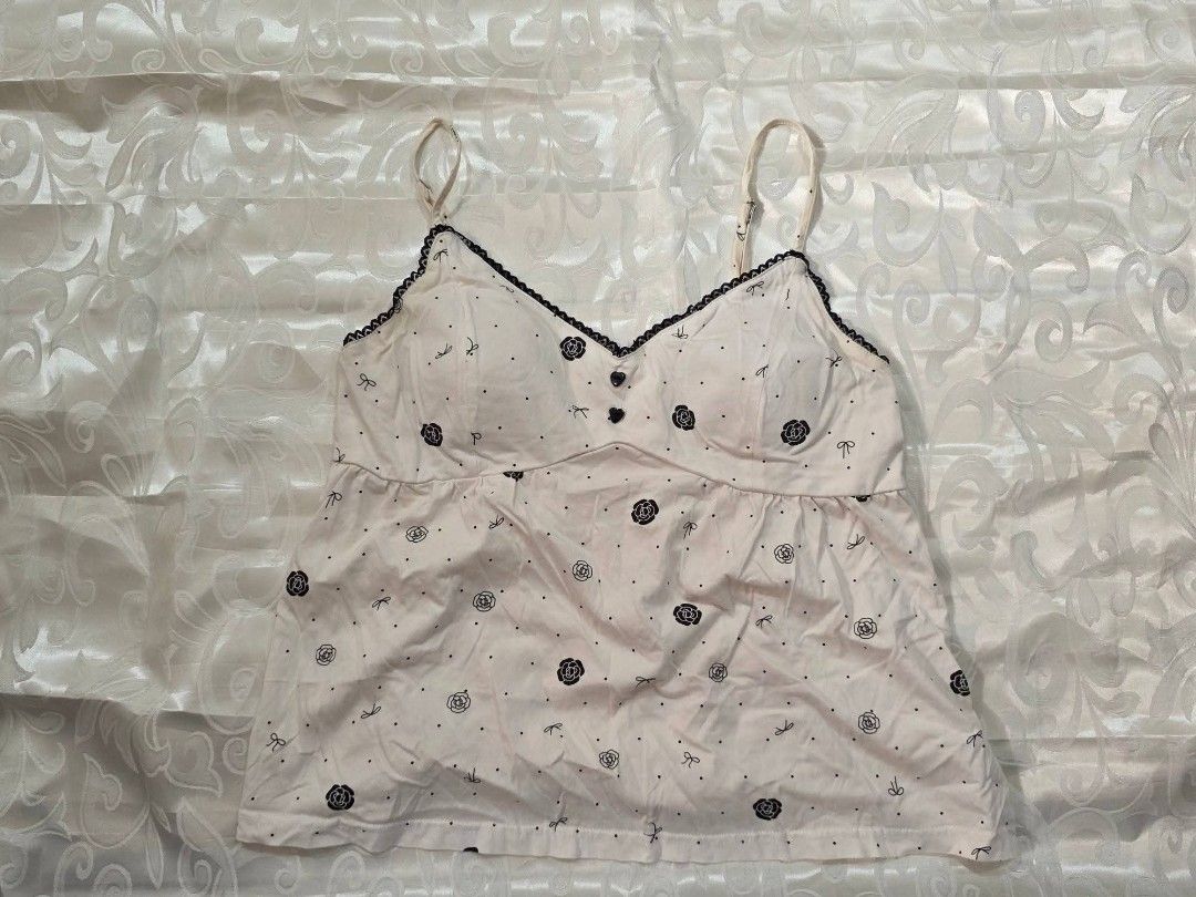White Rose & Bow Print Cami Top (Category: Sleeveless) located in Dagupan City. Submitted by drieinpink31 (Listing ID 1470301604, Image 1). Description: 🎀 DRIÉ IN PINK ITEM DETAILS • Issue/Flaw: None 📦 SHIPPING • J&T Express • Shipping fee: Shouldered by buyer 💳 PAYMENT • GCash • Maya • COD: Not available 📌 PLEASE NOTE Any issues/flaws will be stated and shown in the listing. Please check the photos and details carefully before purchasing. 💗