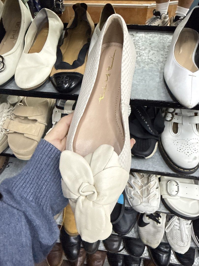 White Snake Texture Flat Shoes with Bow Detail (Category: Flats & Sandals) located in Abucay. Submitted by fastlion.584bdf (Listing ID 1470269902, Image 1). Description: - Style: Slip-on flats with low heel and large toe bow - Pattern/Color: White snake texture - Size: US 4 / EUR 35 - Origin: Made in Brazil - Condition: Clean, soles look barely worn.