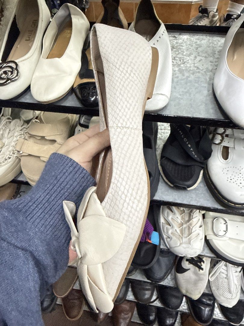 White Snake Texture Flat Shoes with Bow Detail (Category: Flats & Sandals) located in Abucay. Submitted by fastlion.584bdf (Listing ID 1470269902, Image 3). Description: - Style: Slip-on flats with low heel and large toe bow - Pattern/Color: White snake texture - Size: US 4 / EUR 35 - Origin: Made in Brazil - Condition: Clean, soles look barely worn.