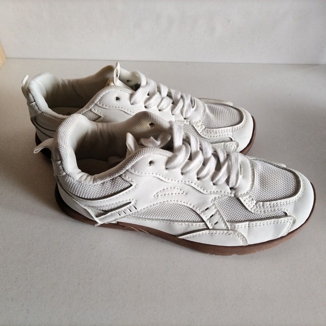 White SPRINT Xyon 6 (Category: Sneakers) located in Quezon City. Submitted by aishlatte (Listing ID 1470311214, Image 1). Description: Brand: Sprint Size: 6 pero parang 7 Nabili sa SM. Rfs: Di na nagagamit medyo malaki for my size. Sign of use lang. No major flaws..