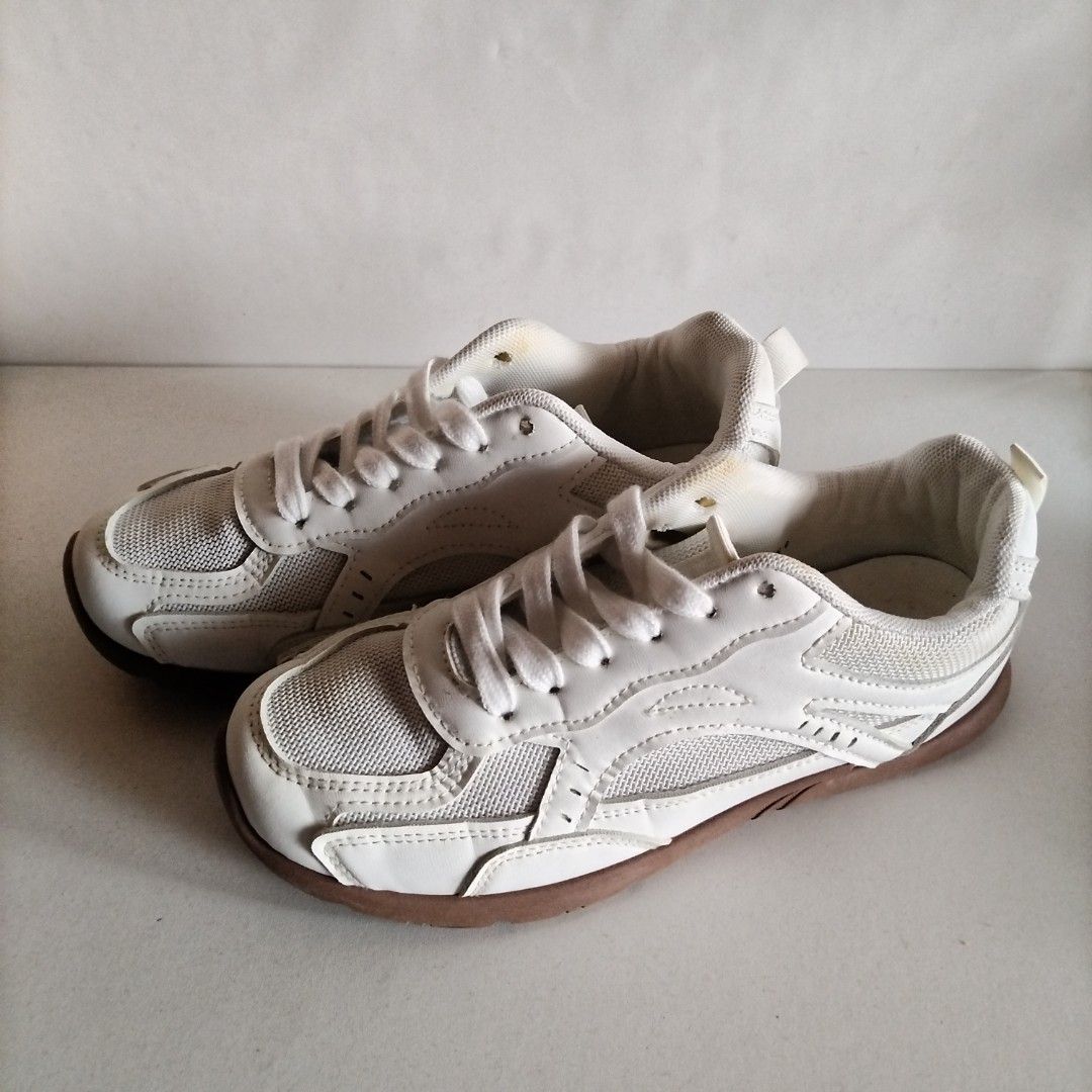 White SPRINT Xyon 6 (Category: Sneakers) located in Quezon City. Submitted by aishlatte (Listing ID 1470311214, Image 3). Description: Brand: Sprint Size: 6 pero parang 7 Nabili sa SM. Rfs: Di na nagagamit medyo malaki for my size. Sign of use lang. No major flaws..