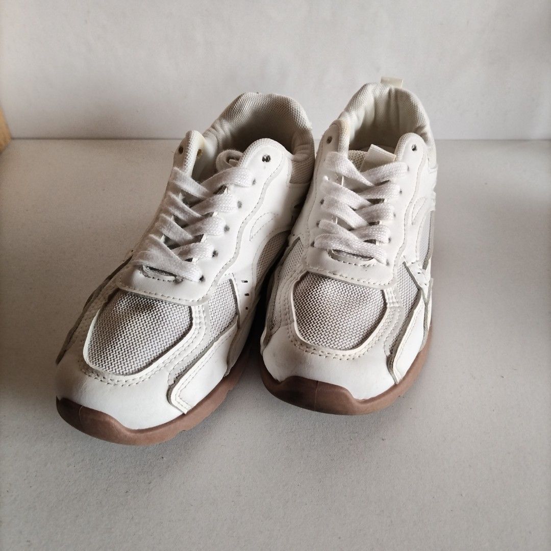 White SPRINT Xyon 6 (Category: Sneakers) located in Quezon City. Submitted by aishlatte (Listing ID 1470311214, Image 2). Description: Brand: Sprint Size: 6 pero parang 7 Nabili sa SM. Rfs: Di na nagagamit medyo malaki for my size. Sign of use lang. No major flaws..