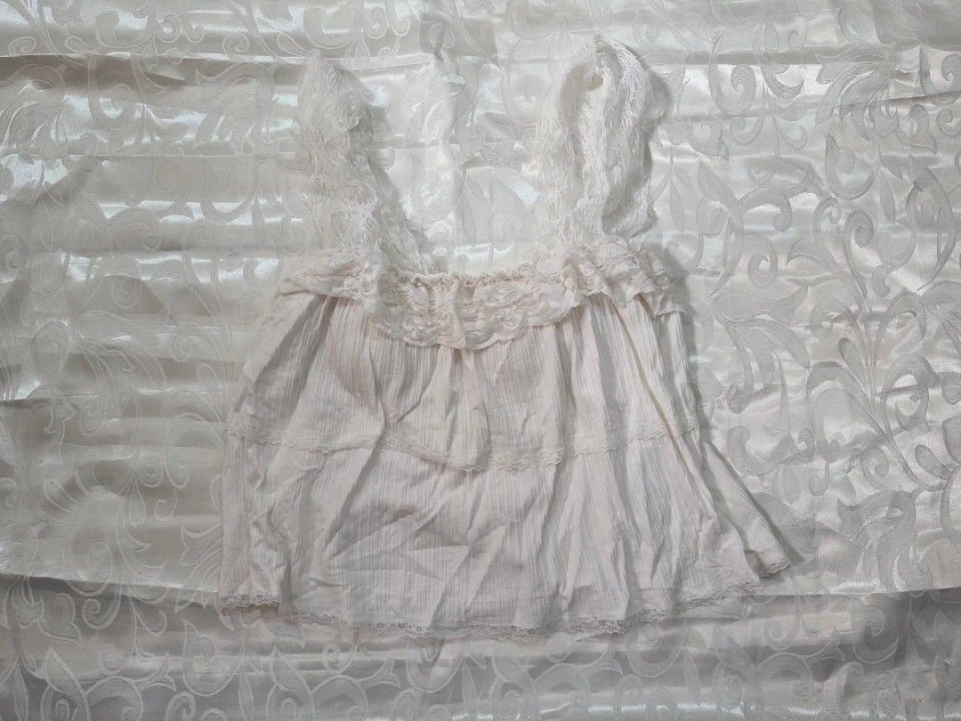 White Tiered Lace Cami Top (Category: Sleeveless) located in Dagupan City. Submitted by drieinpink31 (Listing ID 1470300298, Image 1). Description: 🎀 DRIÉ IN PINK ITEM DETAILS • Issue/Flaw: See-through 📦 SHIPPING • J&T Express • Shipping fee: Shouldered by buyer 💳 PAYMENT • GCash • Maya • COD: Not available 📌 PLEASE NOTE Any issues/flaws will be stated and shown in the listing. Please check the photos and details carefully before purchasing. 