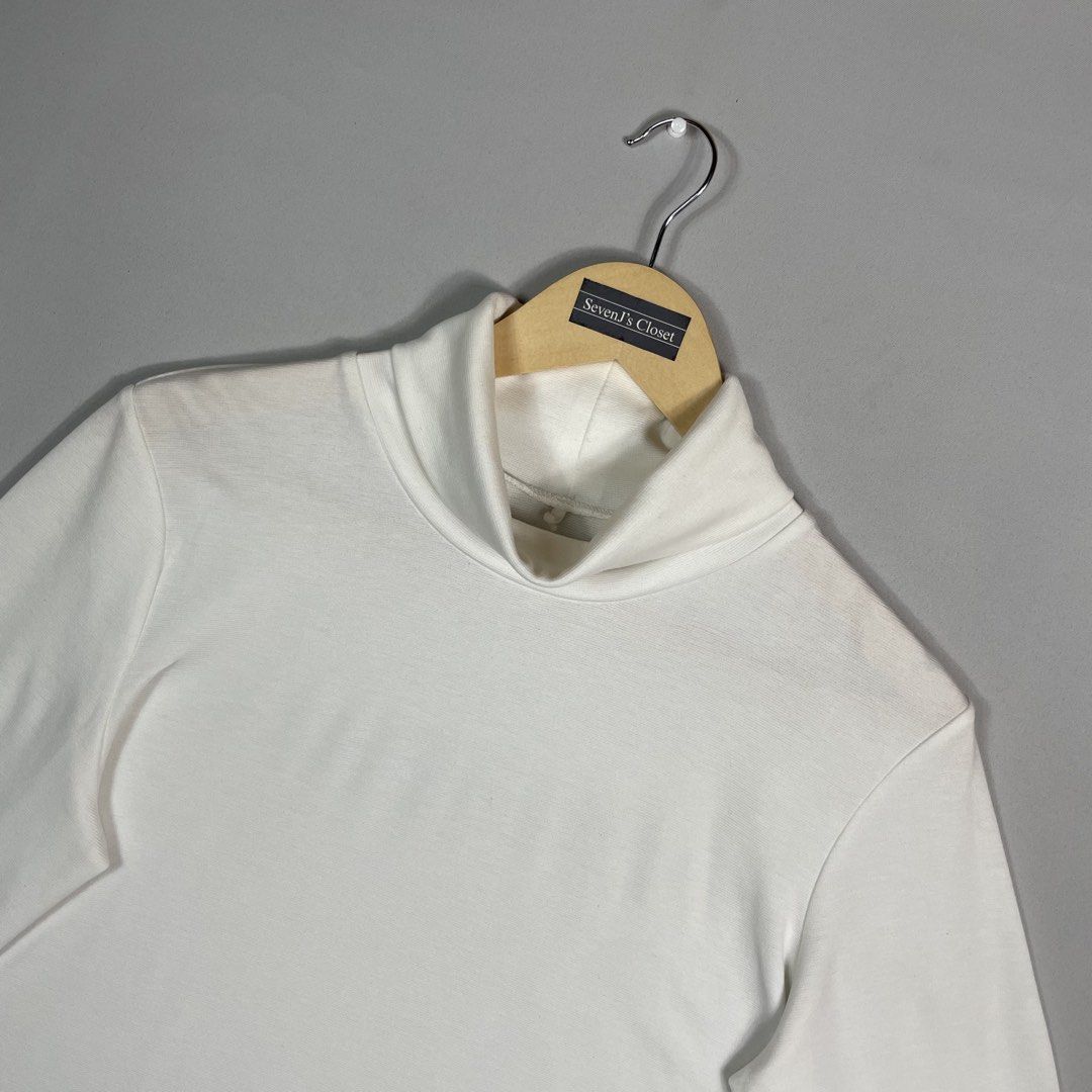 White Turtle Neck Size (Category: Coats, Jackets and Outerwear) located in Norzagaray. Submitted by sevenjscloset (Listing ID 1470255487, Image 2). Description: - Color: White - Size: XL - Measurements: Length 28.5 inches, Width 18 inches - Model Reference: 5'10" height, 70kg - Condition: 9/10 (No issues found) - How to order: Comment 'mine' and code '40'.