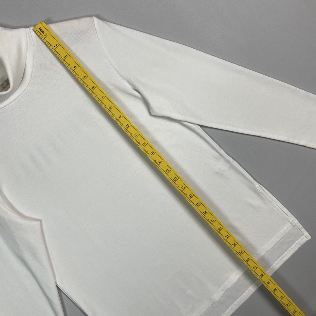 White Turtle Neck Size (Category: Coats, Jackets and Outerwear) located in Norzagaray. Submitted by sevenjscloset (Listing ID 1470255487, Image 3). Description: - Color: White - Size: XL - Measurements: Length 28.5 inches, Width 18 inches - Model Reference: 5'10" height, 70kg - Condition: 9/10 (No issues found) - How to order: Comment 'mine' and code '40'.