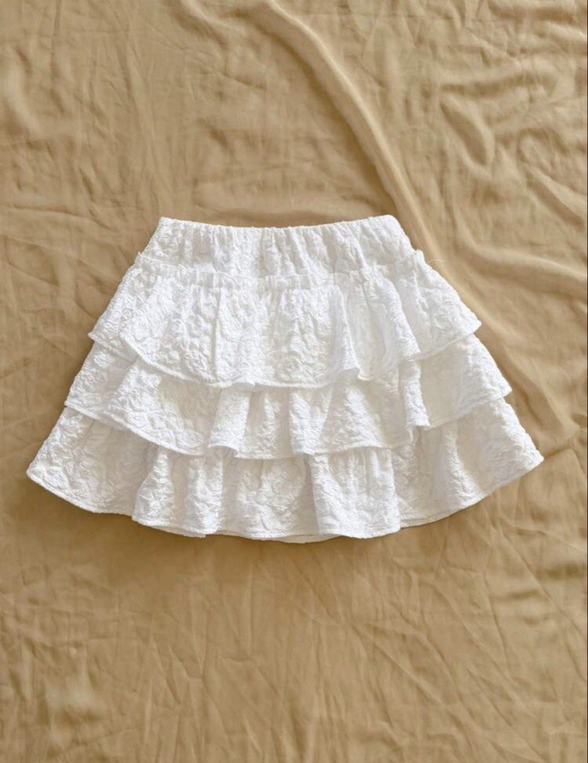 White Woven Jacquard Textured Skirt (Category: Skirts) located in Mandaluyong City. Submitted by cloudycloset09 (Listing ID 1470167848, Image 1). Description: Used once only at the beach :) Very cute skirt. You can style it as high waisted as well. PM me for when worn :).