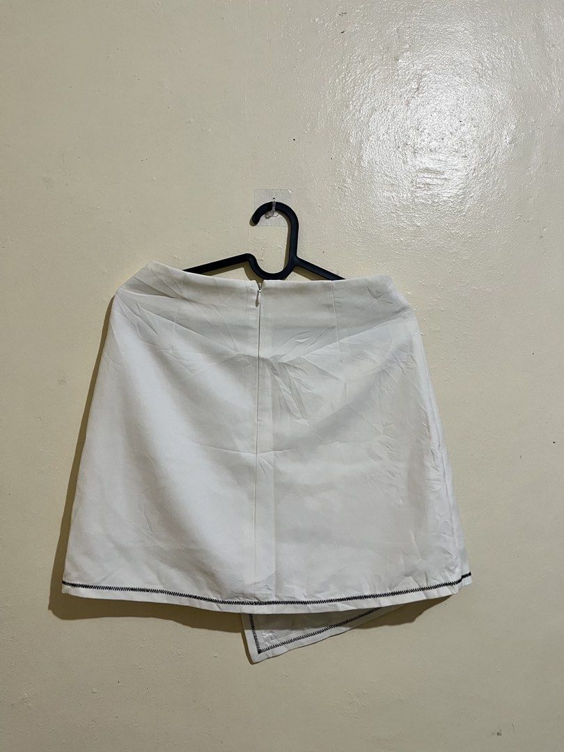 White wrap skort with black contrast stitching size L (Category: Skirts) located in Manila. Submitted by lovedbynixe (Listing ID 1470270077, Image 2). Description: White elegant skirt ₱200 Size 27-28 Loc pampanga Mop gcash/gotyme - Color: Clean solid white with striking black contrast stitching - Style: Wrap-style skort with an asymmetric hem and fake front pocket detail - Comfort: Built-in shorts underneath for worry-free movement - Closure: Con