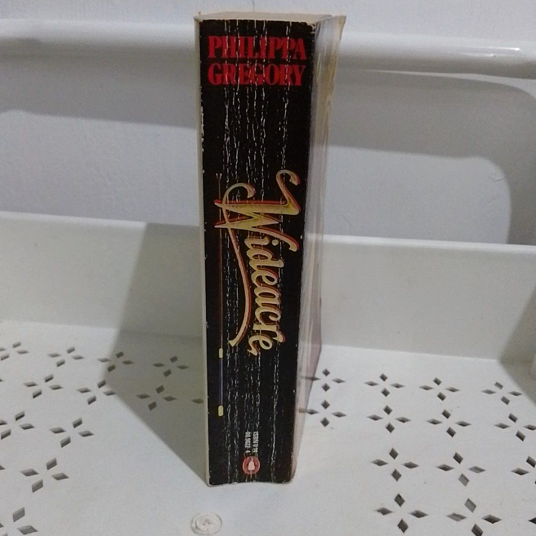 Wideacre by Philippa Gregory Paperback Novel Book (Category: Storybooks) located in Los Banos. Submitted by dearlyfinds (Listing ID 1470225175, Image 3). Description: Welcome, you're here at dearlyfinds. Make sure to get yours now! Only one stock! 𐔌՞ ܸ.ˬ.ܸ՞𐦯 >→</ Title: Wideacre >→</ Author: Philippa Gregory >→</ Publisher: Penguin >→</ Format: Paperback (Standard pocket book size) >→</ Genre: Historical fiction / Family saga >→</ Themes: Pride
