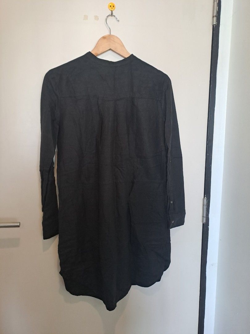 Wilfred 100% linen dress (Category: Dresses) located in Manila. Submitted by joanbalde39643 (Listing ID 1470191976, Image 3). Description: This garment is a black long-sleeve linen tunic dress featuring a classic band (or grandad) collar and a clean, button-down placket hidden down the front center line. Its minimalist aesthetic, relaxed silhouette, and lightweight, naturally textured linen weave make it an exceptionally versatile wardrobe staple