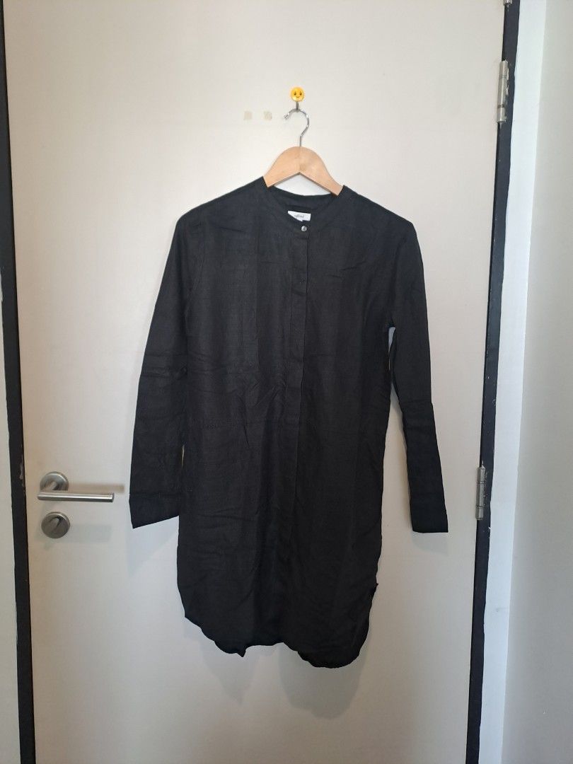 Wilfred 100% linen dress (Category: Dresses) located in Manila. Submitted by joanbalde39643 (Listing ID 1470191976, Image 1). Description: This garment is a black long-sleeve linen tunic dress featuring a classic band (or grandad) collar and a clean, button-down placket hidden down the front center line. Its minimalist aesthetic, relaxed silhouette, and lightweight, naturally textured linen weave make it an exceptionally versatile wardrobe staple