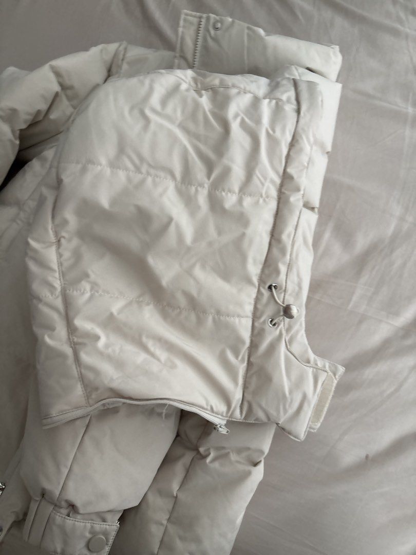 Winter jacket (Category: Coats, Jackets and Outerwear) located in Singapore. Submitted by bosniadream (Listing ID 1470196781, Image 4). Description: - Brand: Yaloo (雅鹿) - Size: M (160/84A) - Color: Warm rice / off-white - Design: Short puffer jacket with a stylish patterned inner lining - Features: Detachable hood for versatile styling - Condition: Excellent, well-maintained - Perfect for cold weather travels 😊Wore once for shanghai trip but was