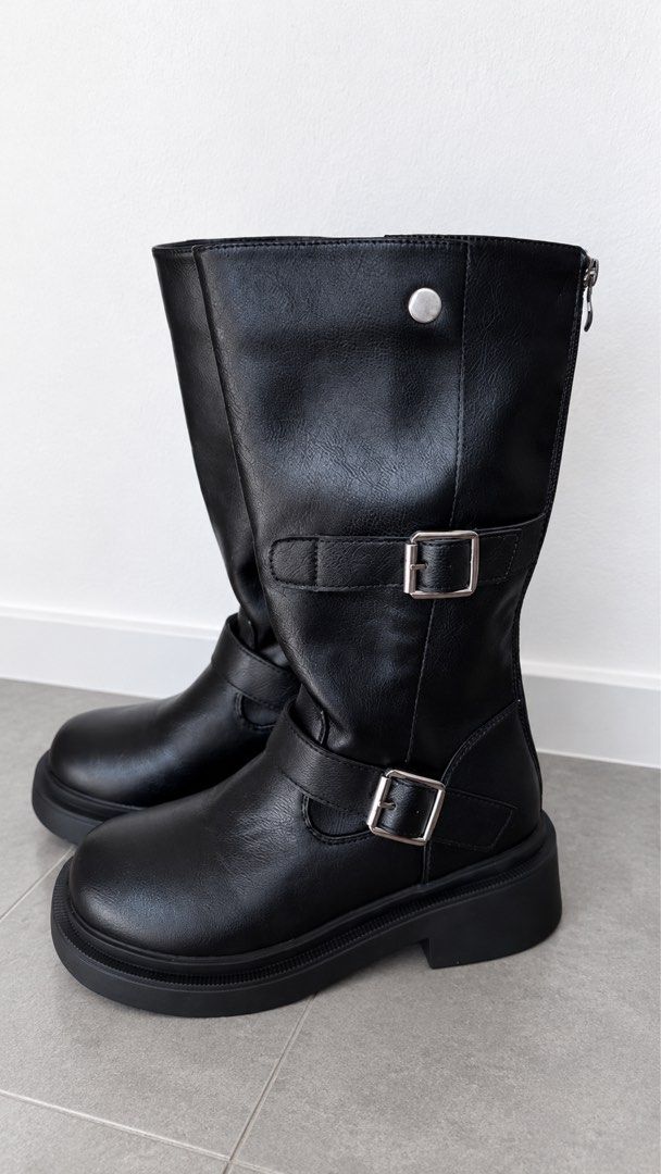WINTER/AUTUMN BOOTS (Category: Boots) located in Agdangan. Submitted by curatedreloveph (Listing ID 1470206962, Image 1). Description: Brandnew (never been used) Size 39 (perfect for size 37-38 since recommended na my allowance for socks) Comfy at magaan kapag suot RFS : Need a longer one. .