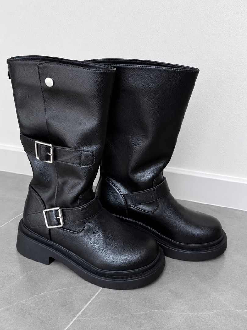 WINTER/AUTUMN BOOTS (Category: Boots) located in Agdangan. Submitted by curatedreloveph (Listing ID 1470206962, Image 2). Description: Brandnew (never been used) Size 39 (perfect for size 37-38 since recommended na my allowance for socks) Comfy at magaan kapag suot RFS : Need a longer one. .