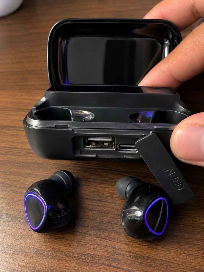 WIRELESS EARBUDS WITH LED DISPLAY + POWERBANK CASE (Category: Earphones) located in Caloocan City. Submitted by kaenofinds (Listing ID 1470313124, Image 2). Description: 💦 Waterproof & Sweat Resistant – Suitable for workouts and everyday use. dili maguba if mabasag ulan or singot 🔇 Noise Reduction – Helps reduce background noise during calls. 🎤 Built-in Microphone – Convenient for calls and online meetings. 🔋 Powerbank Case – Extra charging c