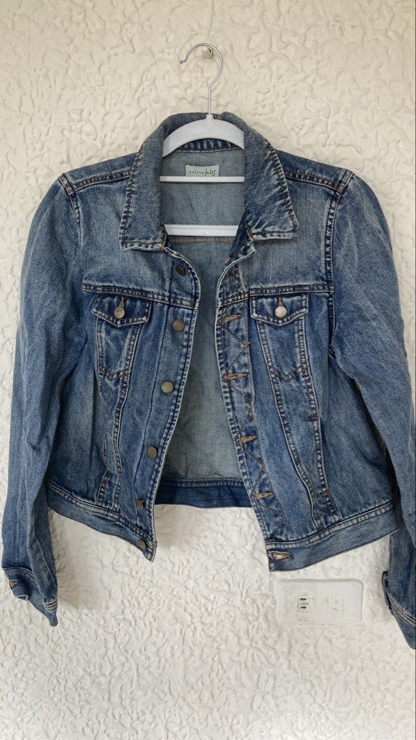 Women’s Cropped Denim Jacket (Category: Coats, Jackets and Outerwear) located in San Pedro. Submitted by eskimoroll (Listing ID 1470184946, Image 1). Description: Size S Location: San Pedro, Laguna.