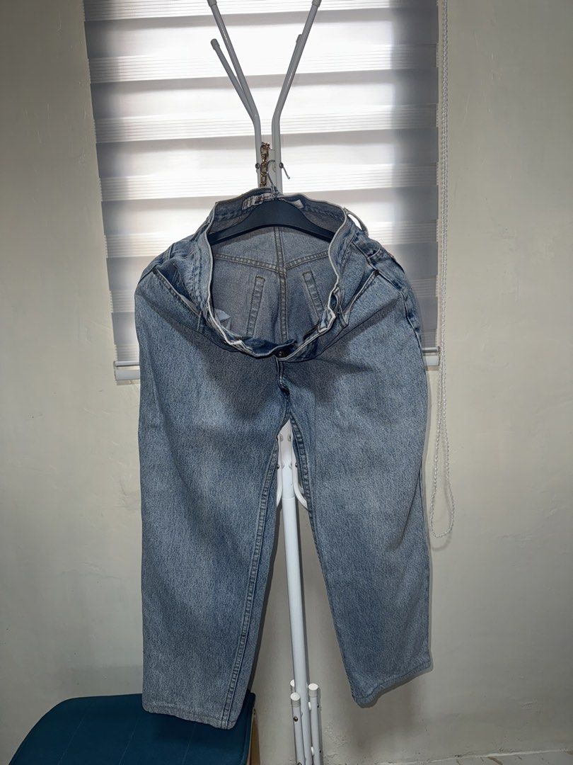 Wranco Jeans Light Wash Denim (Category: Jeans) located in La Trinidad. Submitted by prelovedandfindsbyji (Listing ID 1470222552, Image 1). Description: - Brand: Wrangler - Wash: Light wash denim - Details: Authentic leather patch on back waistband, classic button closure, and zip fly - Pockets: Standard styling with stylish stitched details on rear pockets - Fit: Comfortable for everyday casual wear - Care: Machine washable fabric.