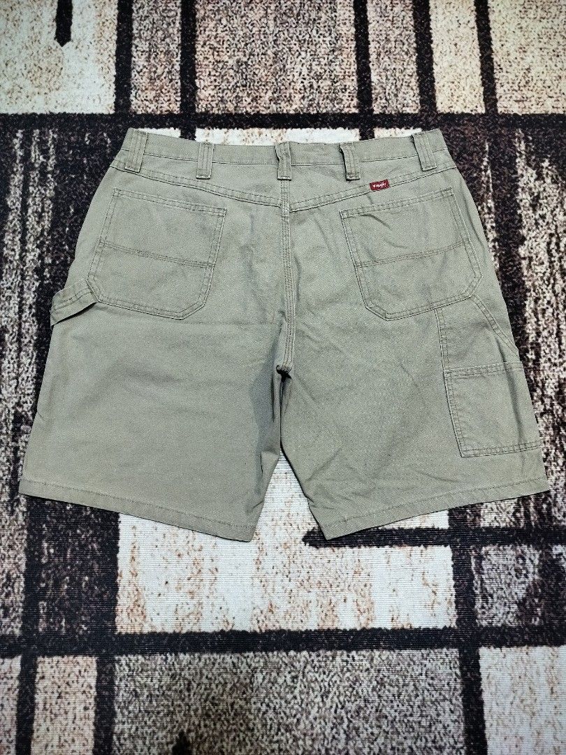 Wrangler Carpenter Shorts (beige) (Category: Shorts) located in Taguig. Submitted by thriftybounce (Listing ID 1470277553, Image 1). Description: Size : 36 Length : 20 Leg Open : 11.5 Color Rate : 9.5/10 Issue : Unnoticeable Rust Stain.