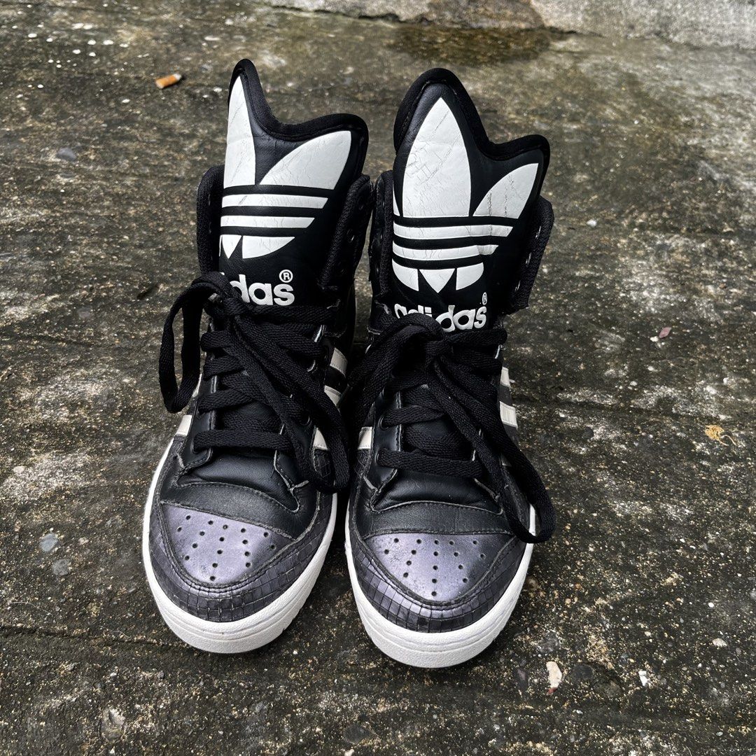Y2K Adidas Attitude Logo (Category: Sneakers) located in Iloilo. Submitted by singkomils.ilo5000 (Listing ID 1470229758, Image 2). Description: Y2K Adidas Attitude Size 40 In good condition Minor sign of usage Iloilo City .