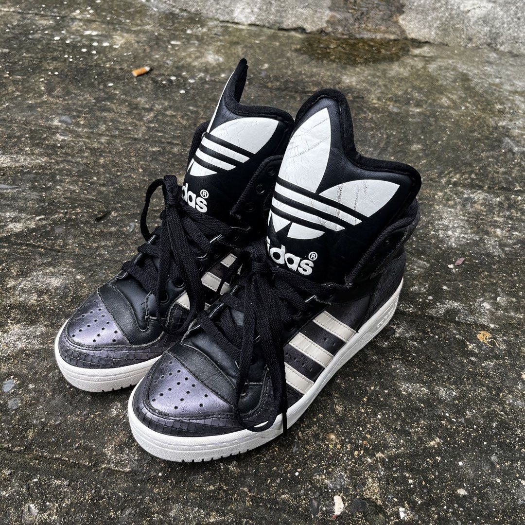 Y2K Adidas Attitude Logo (Category: Sneakers) located in Iloilo. Submitted by singkomils.ilo5000 (Listing ID 1470229758, Image 1). Description: Y2K Adidas Attitude Size 40 In good condition Minor sign of usage Iloilo City .
