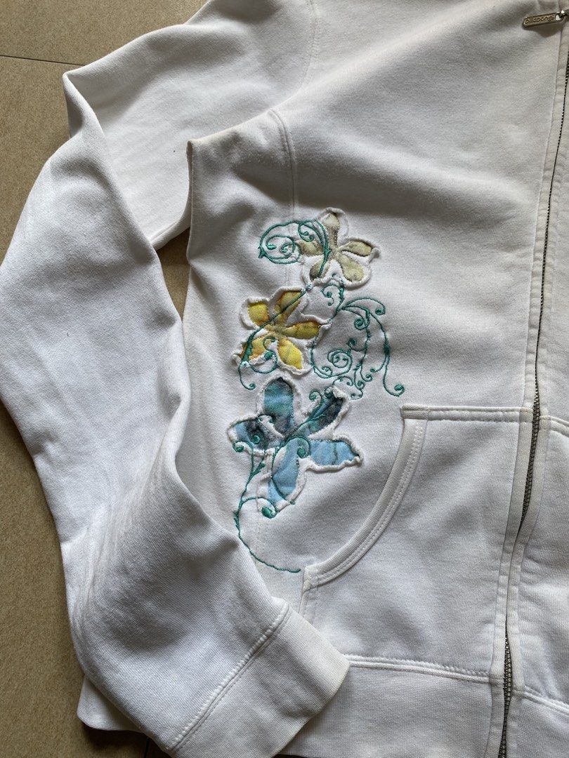 Y2k billabong (Category: Coats, Jackets and Outerwear) located in Manila. Submitted by freshfindresale (Listing ID 1470181305, Image 3). Description: Size small to medium Good condition.
