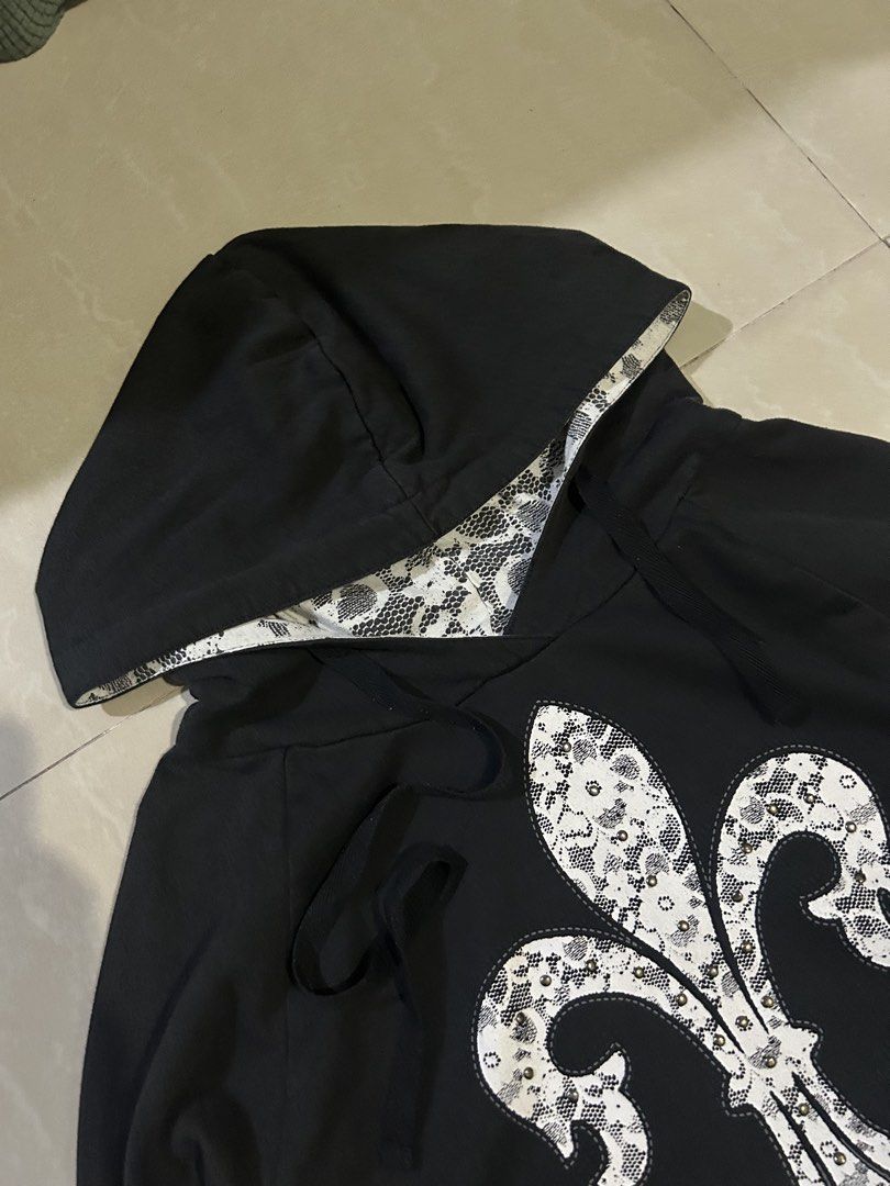 Y2K L.A kitty Fleur-de-lis Design Hoodie (Category: Coats, Jackets and Outerwear) located in San Fernando. Submitted by thrift_lang_ni_kim (Listing ID 1470324221, Image 2). Description: ⬇️ DETAILS ⬇️ Y2K L.A kitty Fleur-de-lis Design Hoodie DIMENSIONS (INCHES) Width:19.5 Length:24 Best fit: S to M (short fit) Color rate:9/10 Condition/Issue:Minimal stains Mine: ₱300 Minimum increment: ₱50 Already washed and ready to wear. 📌 Please check all phot