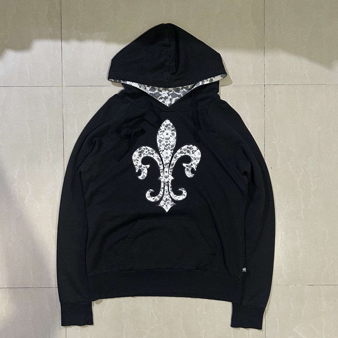 Y2K L.A kitty Fleur-de-lis Design Hoodie (Category: Coats, Jackets and Outerwear) located in San Fernando. Submitted by thrift_lang_ni_kim (Listing ID 1470324221, Image 1). Description: ⬇️ DETAILS ⬇️ Y2K L.A kitty Fleur-de-lis Design Hoodie DIMENSIONS (INCHES) Width:19.5 Length:24 Best fit: S to M (short fit) Color rate:9/10 Condition/Issue:Minimal stains Mine: ₱300 Minimum increment: ₱50 Already washed and ready to wear. 📌 Please check all phot