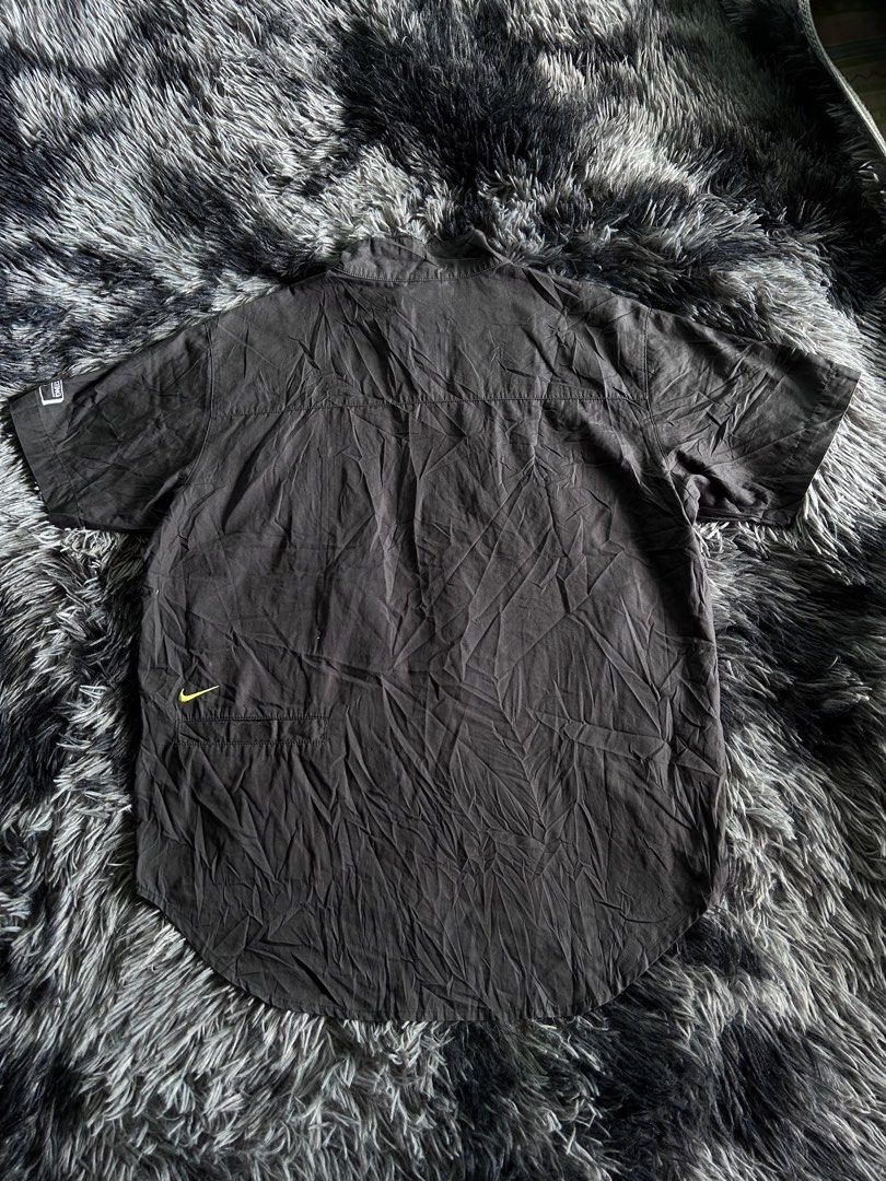 Y2k Nike Utility Polo (Category: Tshirts & Polo Shirts ) located in Banaybanay. Submitted by prettysixtythrift_17 (Listing ID 1470154109, Image 2). Description: Y2k Nike Utility Polo Size: L 22x27.