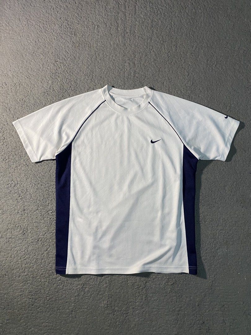 Y2K NIKE VINTAGE (Category: Tshirts & Polo Shirts ) located in Tandag. Submitted by vncntmrcllns (Listing ID 1470221727, Image 1). Description: Y2k VINTAGE NIKE Width: 21 Length: 26 -Excellent Condition -Already wash -Color rate 9.8/10 All details are visible in the picture Please check each photo .