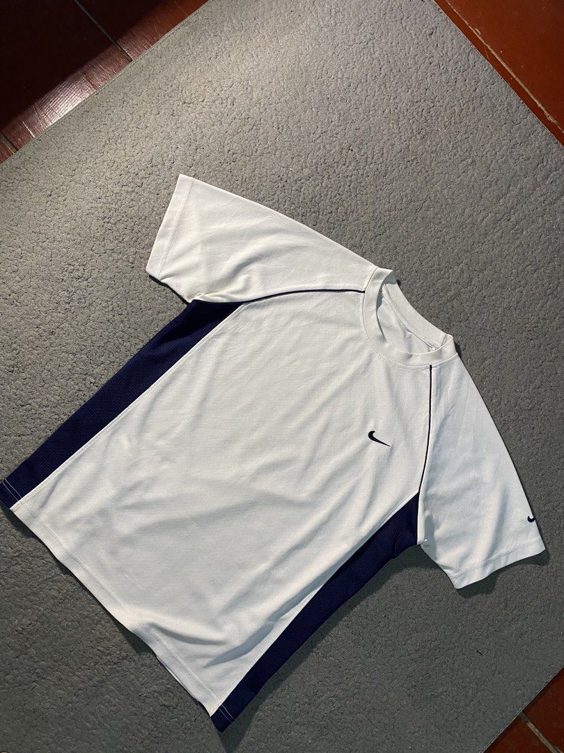 Y2K NIKE VINTAGE (Category: Tshirts & Polo Shirts ) located in Tandag. Submitted by vncntmrcllns (Listing ID 1470221727, Image 2). Description: Y2k VINTAGE NIKE Width: 21 Length: 26 -Excellent Condition -Already wash -Color rate 9.8/10 All details are visible in the picture Please check each photo .
