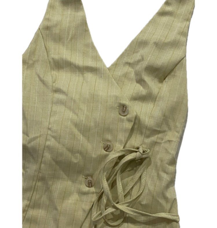Yellow backless halter vest top (Category: Sleeveless) located in Antipolo. Submitted by mfl_08 (Listing ID 1470302397, Image 3). Description: Light yellow backless halter vest top ❗️no ww pic ❗️non nego ❗️delivery thru j&t or lalamove.