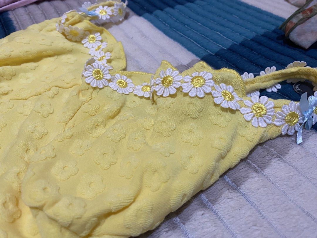 yellow floral summer top (Category: Sleeveless) located in Manila. Submitted by pchyomi (Listing ID 1470282919, Image 2). Description: waist: 24-36 in bust: 30-38 in length: 19 in.