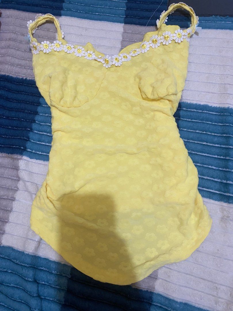 yellow floral summer top (Category: Sleeveless) located in Manila. Submitted by pchyomi (Listing ID 1470282919, Image 1). Description: waist: 24-36 in bust: 30-38 in length: 19 in.