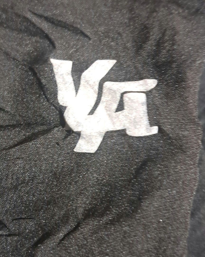 YoungLA Black Gym Shorts Size Medium (Category: Shorts) located in San Fernando, Camarines Sur. Submitted by ladderaya (Listing ID 1470243691, Image 3). Description: - Brand: YoungLA - Color: Black - Size: Medium (Waist: 30-32 inches, Length: 14.5 inches) - Features: Elastic waistband with drawstrings, small reflective logo near the hem - Condition: Normal signs of usage (bawal sa maselan) - Perfect for gym workouts and casual wear - PM for inqui