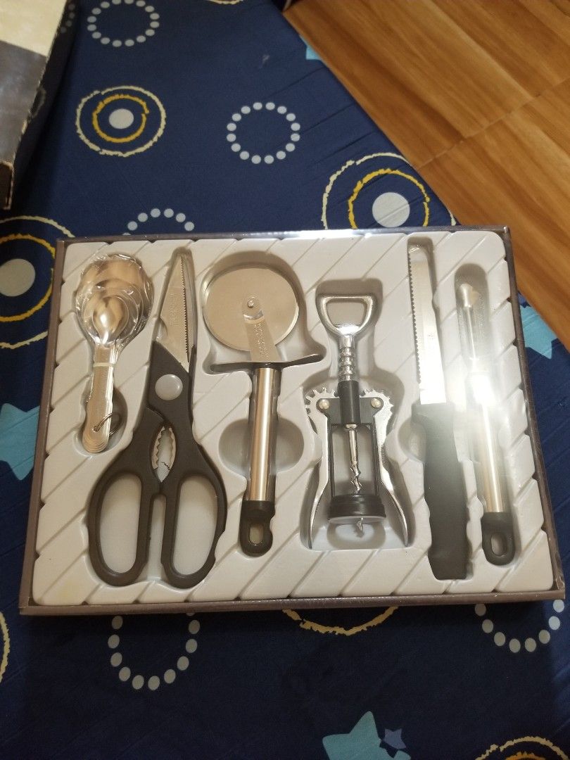 Yutaka Ishinabe Cooking Tool 6-Piece Set (Category: Cookware & Accessories) located in Paranaque City. Submitted by m4rkjulius07672 (Listing ID 1470203899, Image 3). Description: - Brand: Yutaka Ishinabe (6-Piece Cooking Tool Set) - Condition: Brand new, never used, in original box with instruction booklet - Material: Durable stainless steel with sleek black handles - Included tools: Multi-purpose scissors, pizza cutter, peeler, cheese knife, cor