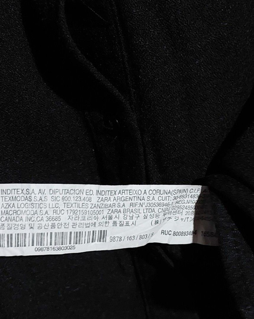 Zara black button down (Category: Longsleeves) located in Caloocan City. Submitted by jensapparel (Listing ID 1470166687, Image 3). Description: no issue, flaws.