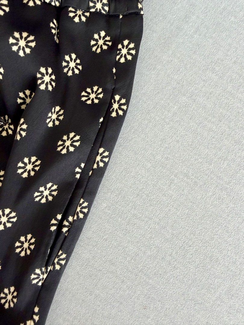 Zara Black Floral Print Drawstring Pants (Category: Jeans) located in Lipa City. Submitted by pauline0303 (Listing ID 1470179052, Image 3). Description: - Brand: Zara - Style: Printed trousers in black with a cream floral pattern - Waist: Elastic waistband with matching drawstring tie - Pockets: Convenient side pockets included - Fabric: Lightweight and very comfortable fit - Condition: Brand new with original tags attached (Retail: 2,495.00 PHP)