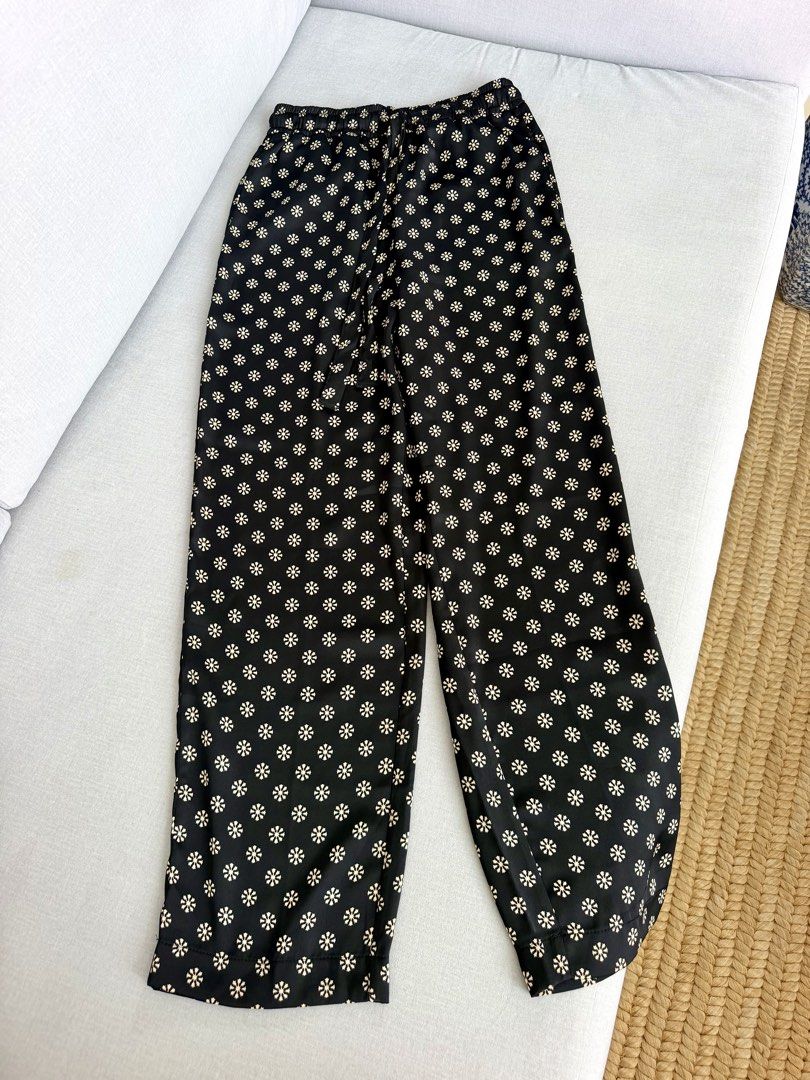 Zara Black Floral Print Drawstring Pants (Category: Jeans) located in Lipa City. Submitted by pauline0303 (Listing ID 1470179052, Image 1). Description: - Brand: Zara - Style: Printed trousers in black with a cream floral pattern - Waist: Elastic waistband with matching drawstring tie - Pockets: Convenient side pockets included - Fabric: Lightweight and very comfortable fit - Condition: Brand new with original tags attached (Retail: 2,495.00 PHP)