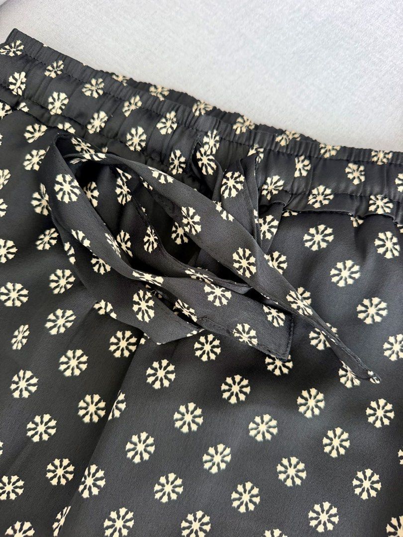 Zara Black Floral Print Drawstring Pants (Category: Jeans) located in Lipa City. Submitted by pauline0303 (Listing ID 1470179052, Image 2). Description: - Brand: Zara - Style: Printed trousers in black with a cream floral pattern - Waist: Elastic waistband with matching drawstring tie - Pockets: Convenient side pockets included - Fabric: Lightweight and very comfortable fit - Condition: Brand new with original tags attached (Retail: 2,495.00 PHP)