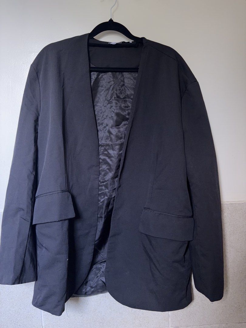 Zara black oversized collarless kimono-style blazer jacket (Category: Coats, Jackets and Outerwear) located in Antipolo. Submitted by faithforgotten (Listing ID 1470182048, Image 2). Description: - Brand: Zara - Color: Black (Dark neutral, goes with everything) - Style: Collarless, open front, oversized silhouette with a relaxed fit - Details: Two functional front flap pockets, fully lined interior - Versatility: Perfect layering piece for corpor
