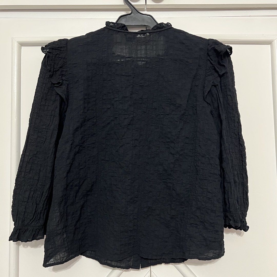 Zara Blouse (Category: Blouses) located in Las Pinas. Submitted by bangtanbey (Listing ID 1470231645, Image 2). Description: AUTHENTIC ZARA (bought at MOA branch) Size on tag: XS Used once only, no issues Yung material niya ganyan talaga - crumpled effect.