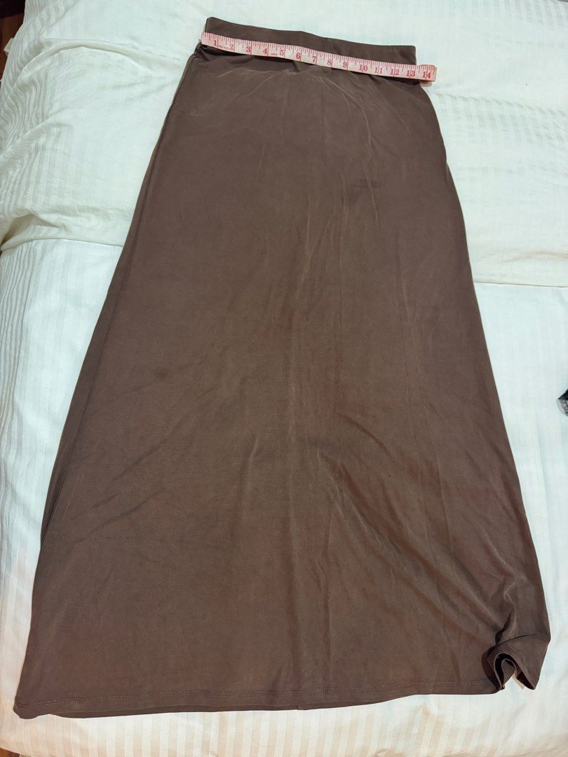 Zara Brown Jersey Stretch Long Skirt (Category: Skirts) located in Manila. Submitted by ramoneybaloney (Listing ID 1470299152, Image 1). Description: Size M but fits more like XS to S Bought online but too small for me Measurements: Waist - 26 to 27” Length - 37”.