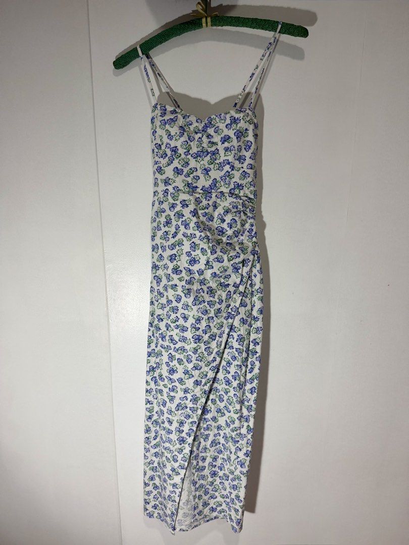 Zara Linen Blend Midi Dress - Printed (Category: Dresses) located in Manila. Submitted by diane.preloved0328 (Listing ID 1470294740, Image 3). Description: Zara Linen Blend Printed Midi Dress With slit Tie lace up back Size XS.