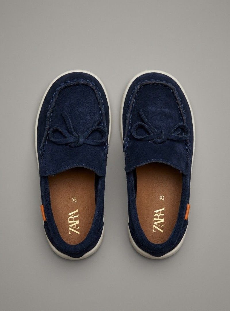 Zara Navy Blue Suede Loafers Size 25 (Category: Babies & Kids Fashion) located in Caba. Submitted by valerie_18947 (Listing ID 1470201185, Image 1). Description: Selling these authentic ZARA Kids slip-on moccasin loafers. Very premium look, perfect for family events, parties, Sunday church, or smart casual outfits! ✨ Product Details: • Brand: ZARA Kids • Type: Suede Loafers / Boat Shoes / Moccasins • Color: Deep Navy Blue with contrasting tan det