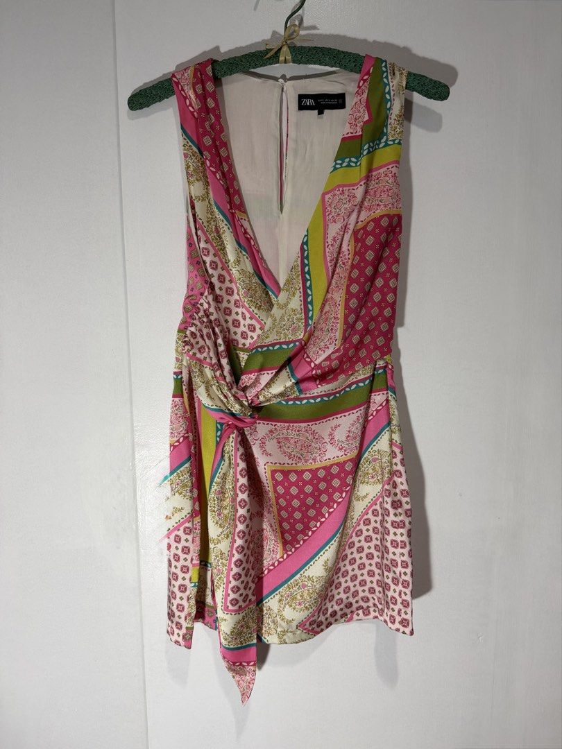 Zara Printed Patchwork Dress (Category: Dresses) located in Manila. Submitted by diane.preloved0328 (Listing ID 1470284822, Image 2). Description: Zara Printed Patchwork V-neck Dress EUR S | USA S | MEX 26 Barely Used .