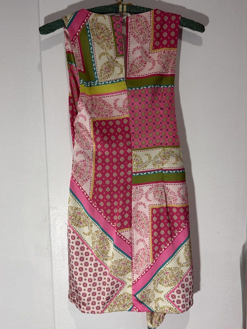 Zara Printed Patchwork Dress (Category: Dresses) located in Manila. Submitted by diane.preloved0328 (Listing ID 1470284822, Image 3). Description: Zara Printed Patchwork V-neck Dress EUR S | USA S | MEX 26 Barely Used .